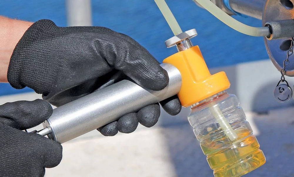 Отбор проб масла через вакуумный насос - пробоотборник